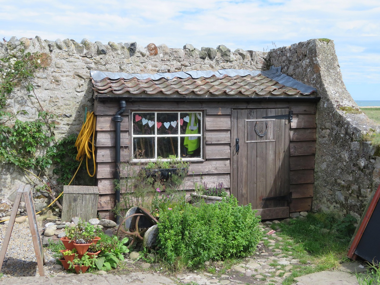 Petit abri de jardin en bois servant au rangement des outils