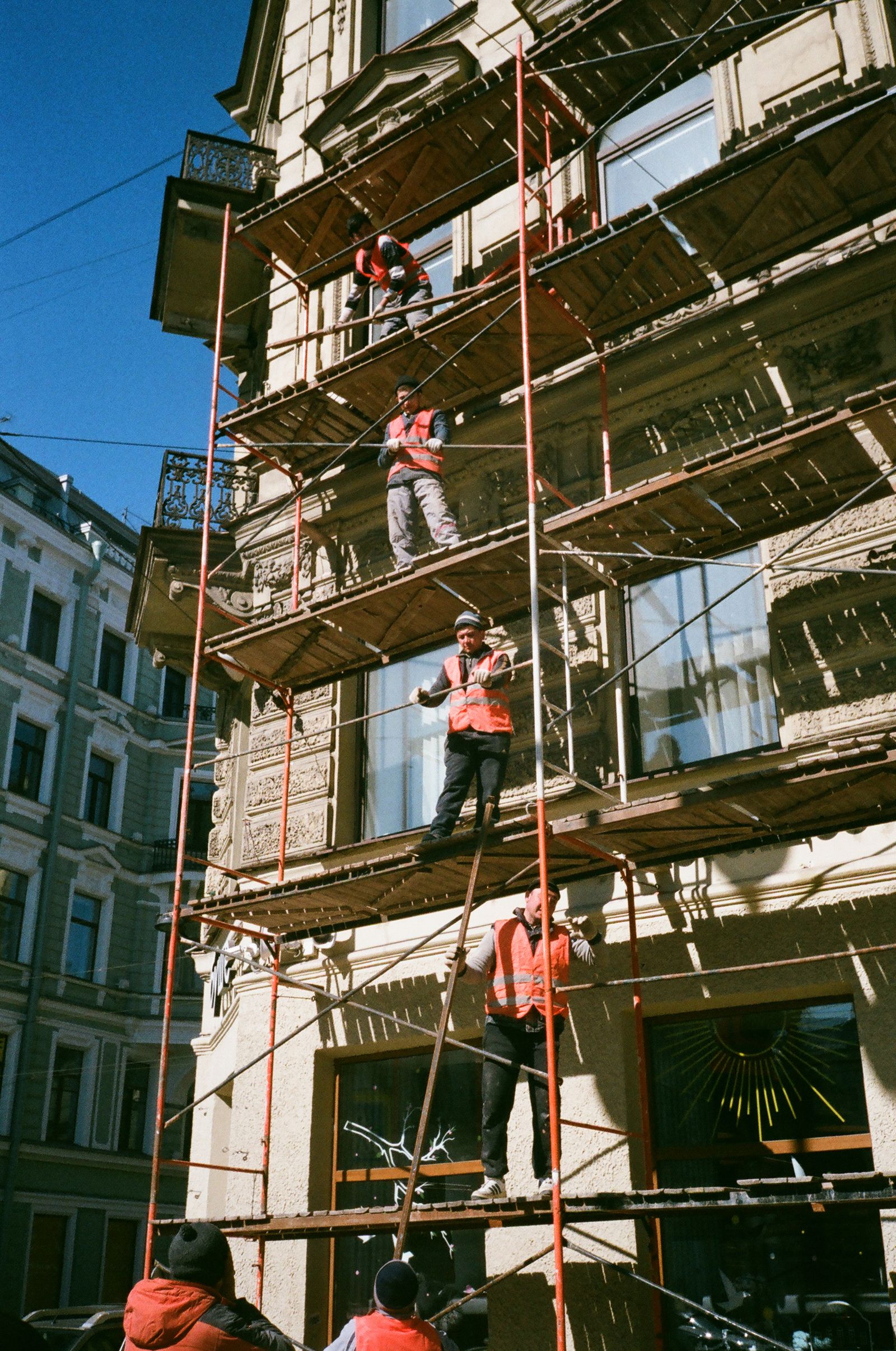 Ouvriers sur un échafaudage lors d'un ravalement de façade