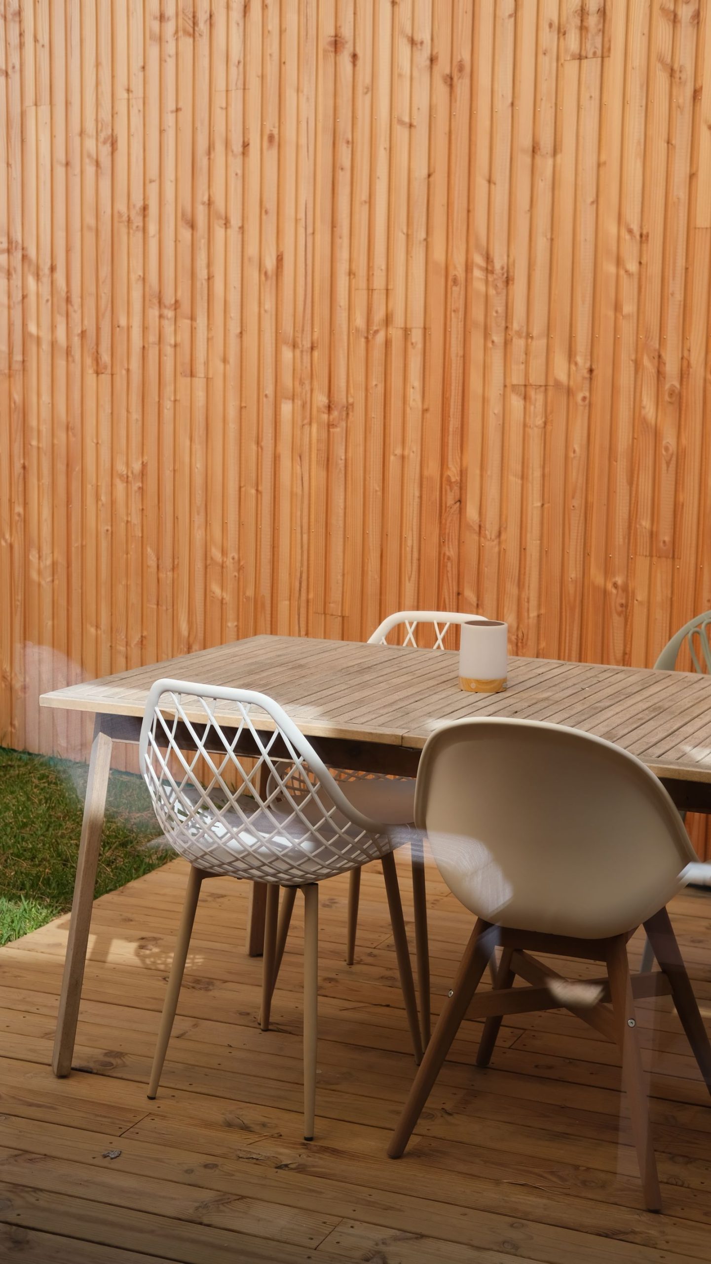 Terrasse en bois avec table et chaises dans un jardin